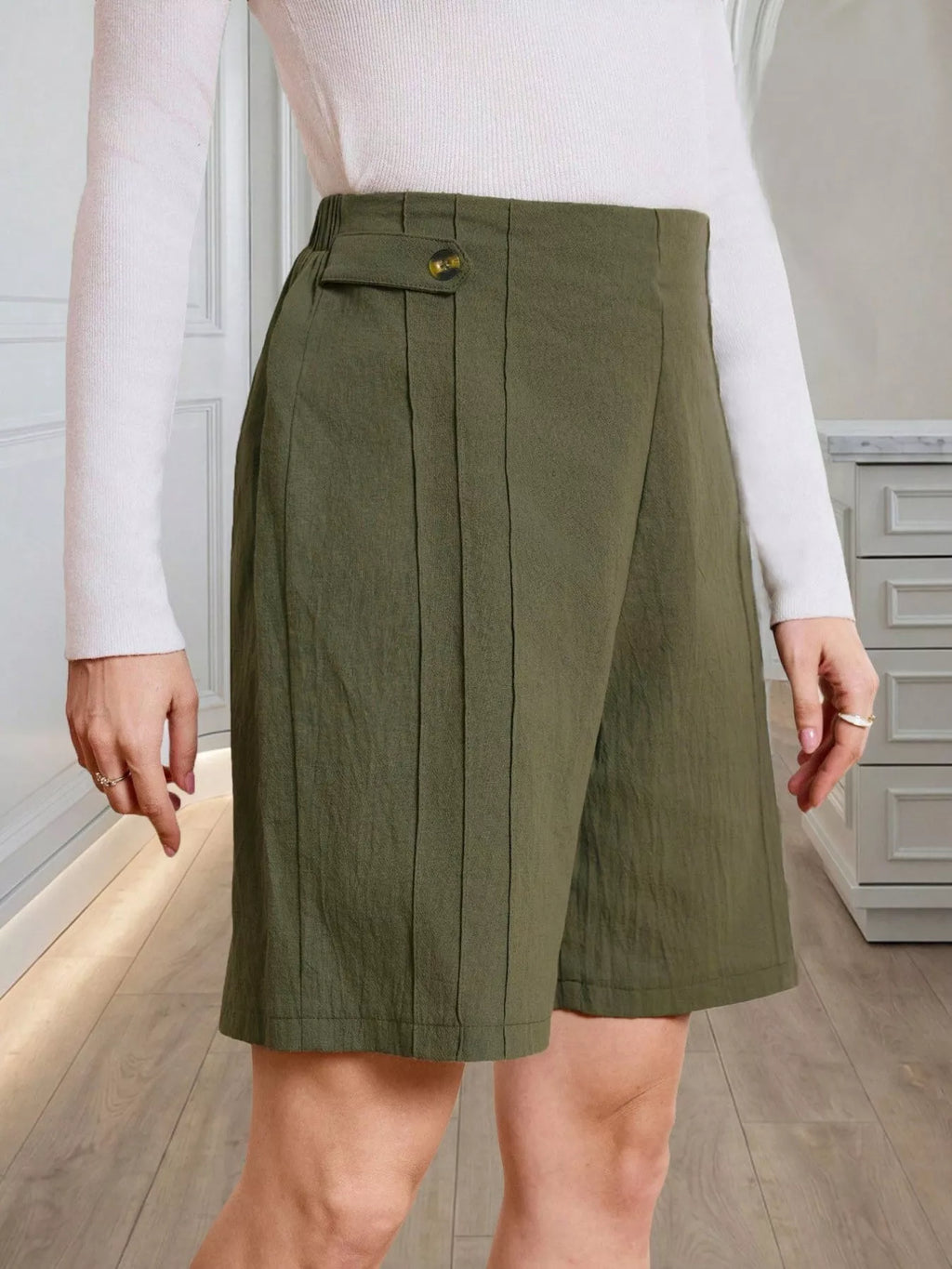 High-waisted Pleated Shorts Button Detail (2)
