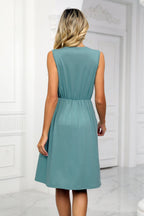 Contrast V-neck Sleeveless Dress (2)
