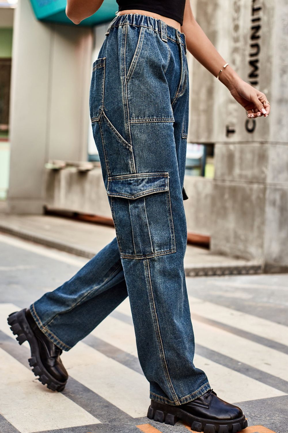 Loose Fit Long Pants Pockets (3)