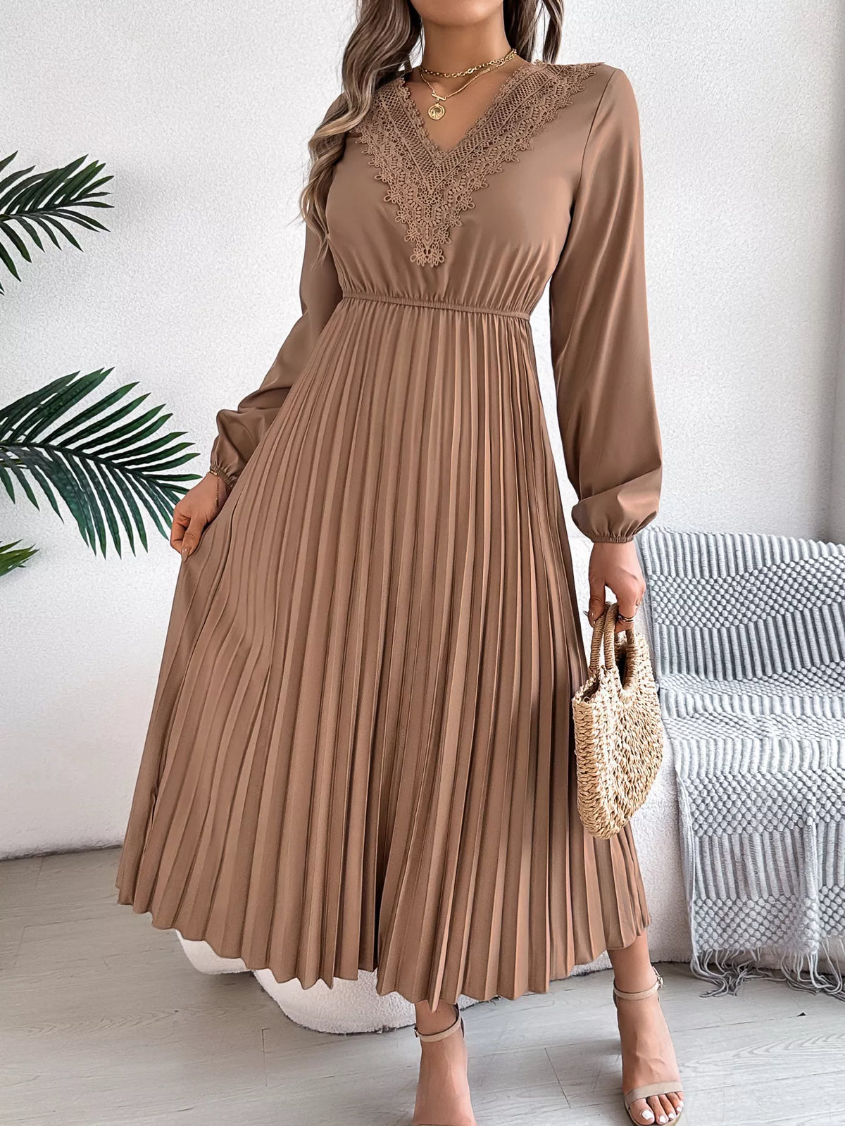 Lace Detail V-neck Pleated Dress (7)