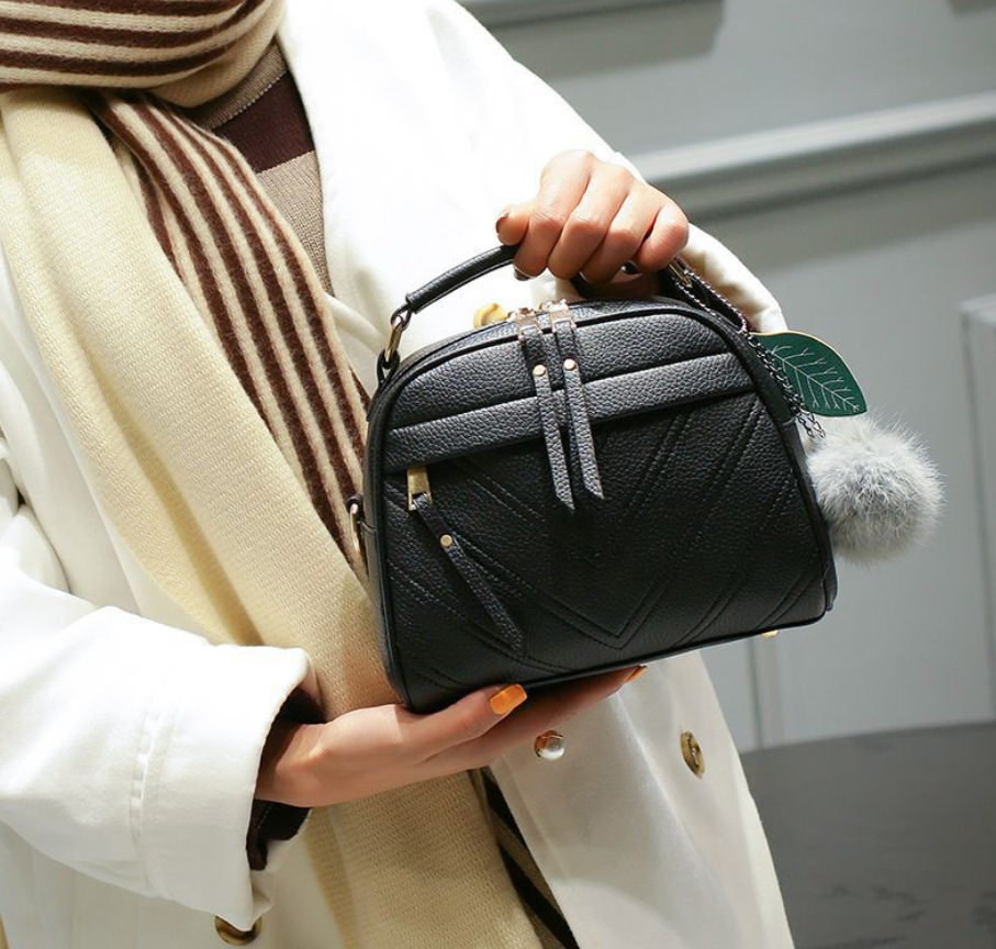 Hair Ball Shoulder Bag photo 7