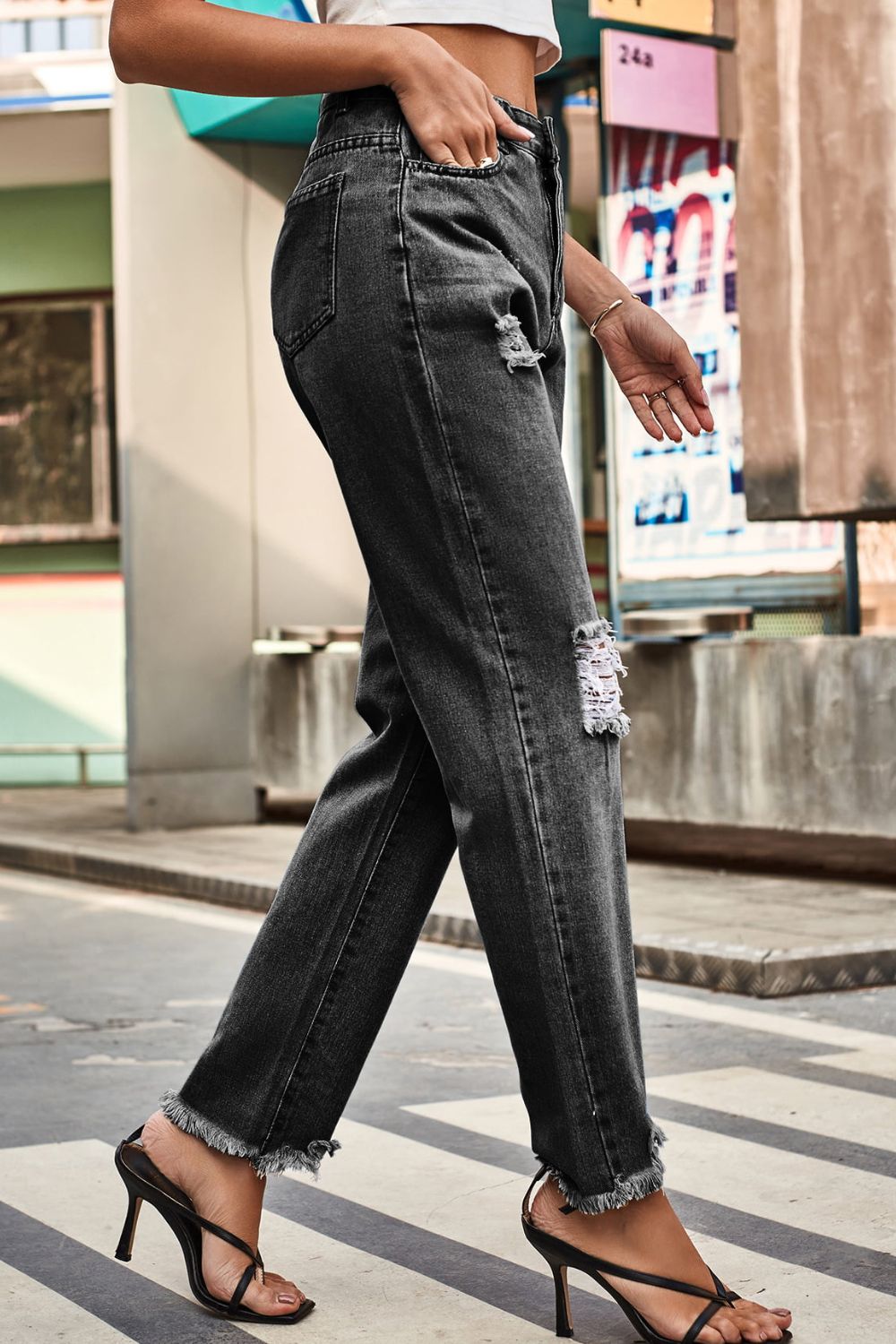Distressed Buttoned Loose Fit Jeans (8)