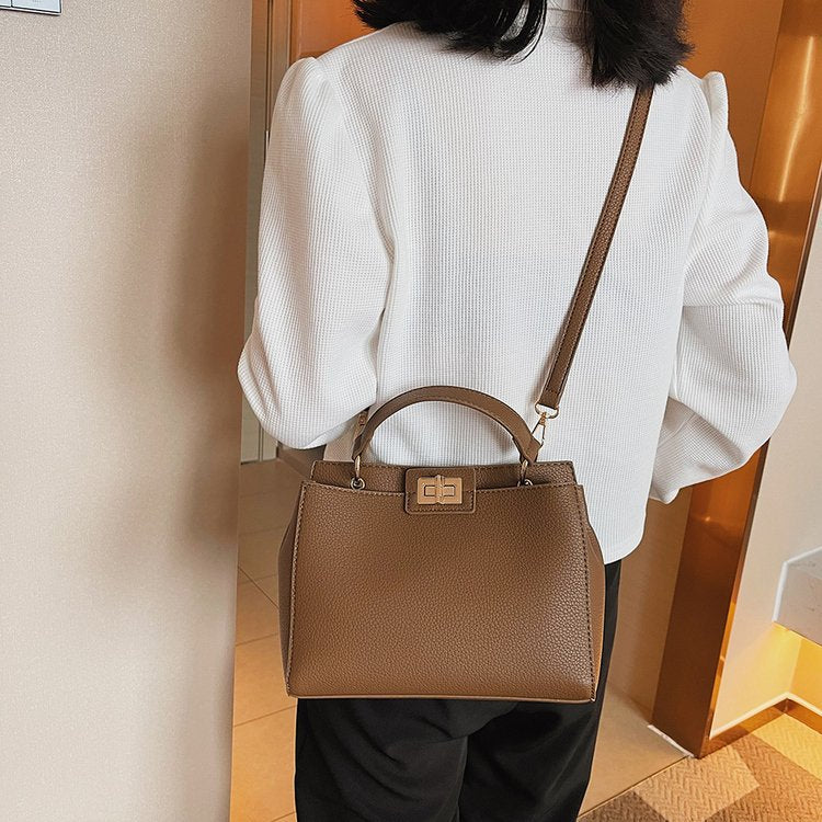 Large Capacity Simple Good Texture Commuter Messenger Bag photo 5