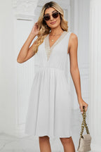 Contrast V-neck Sleeveless Dress (4)