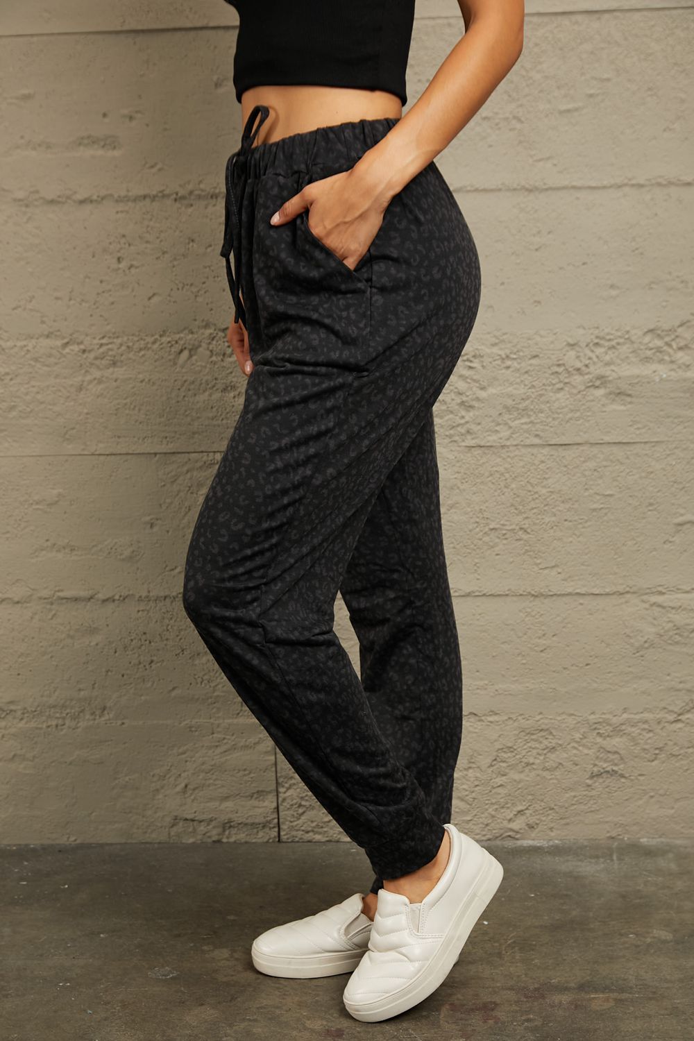 Leopard Print Joggers Pockets (3)