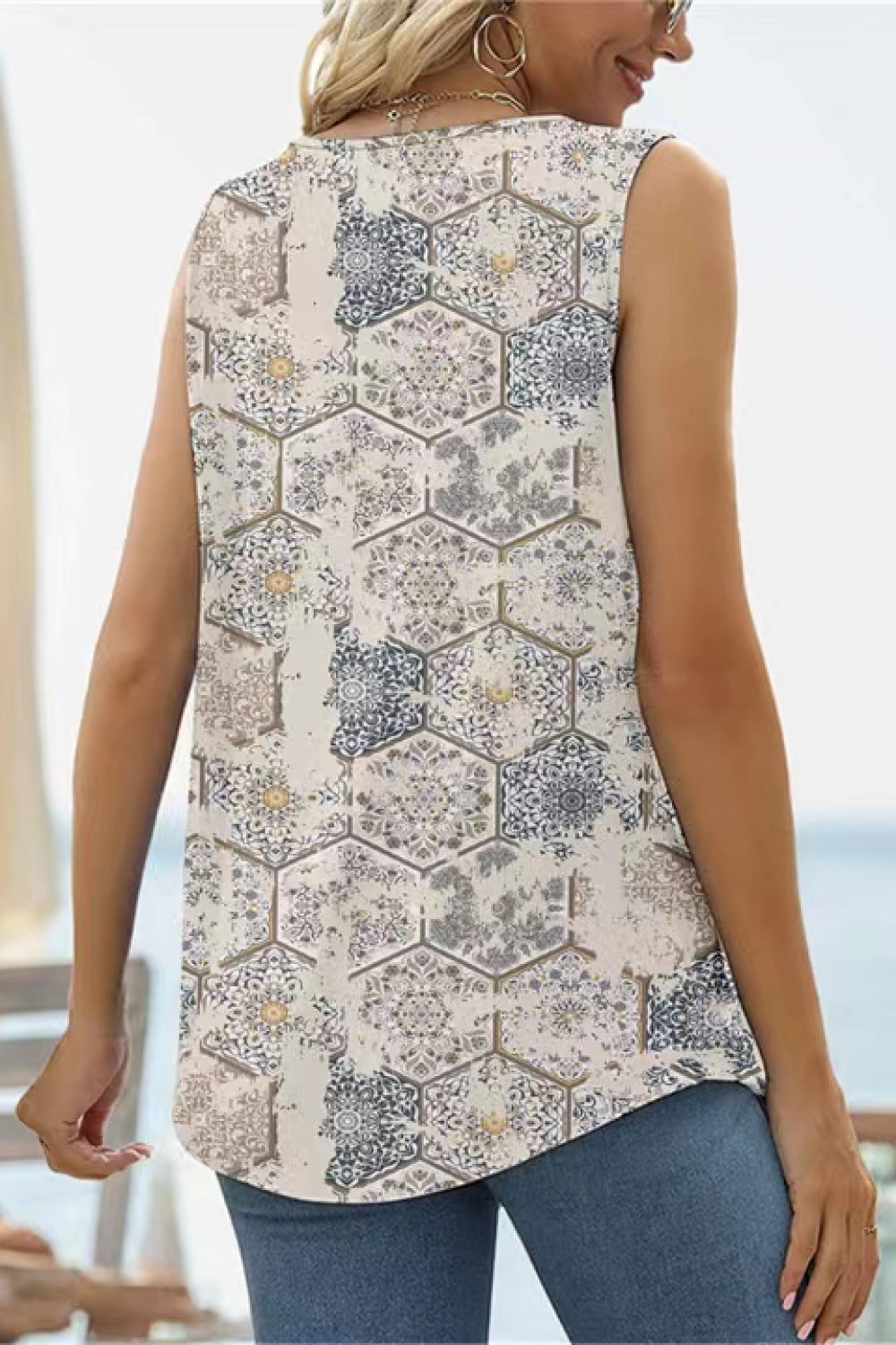 Printed Square Neck Curved Hem Tank (8)
