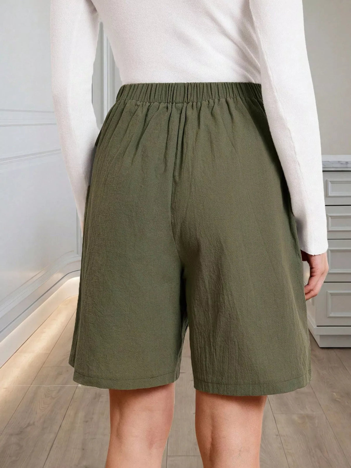 High-waisted Pleated Shorts Button Detail (3)