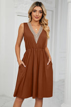 Contrast V-neck Sleeveless Dress (8)