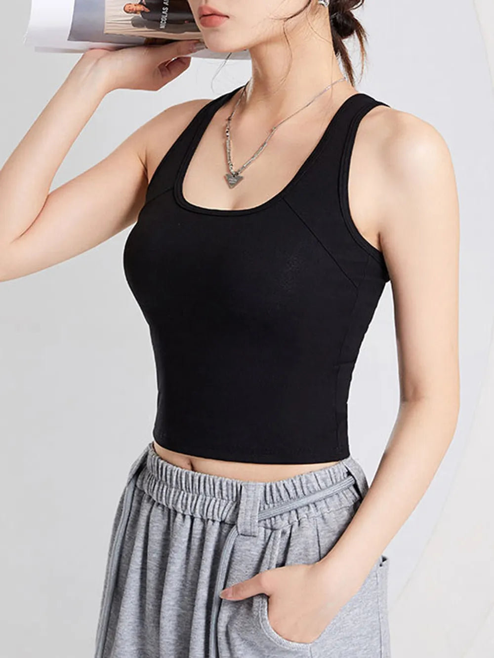Crisscross Scoop Neck Wide Strap Cropped Tank Chest Pads (3)