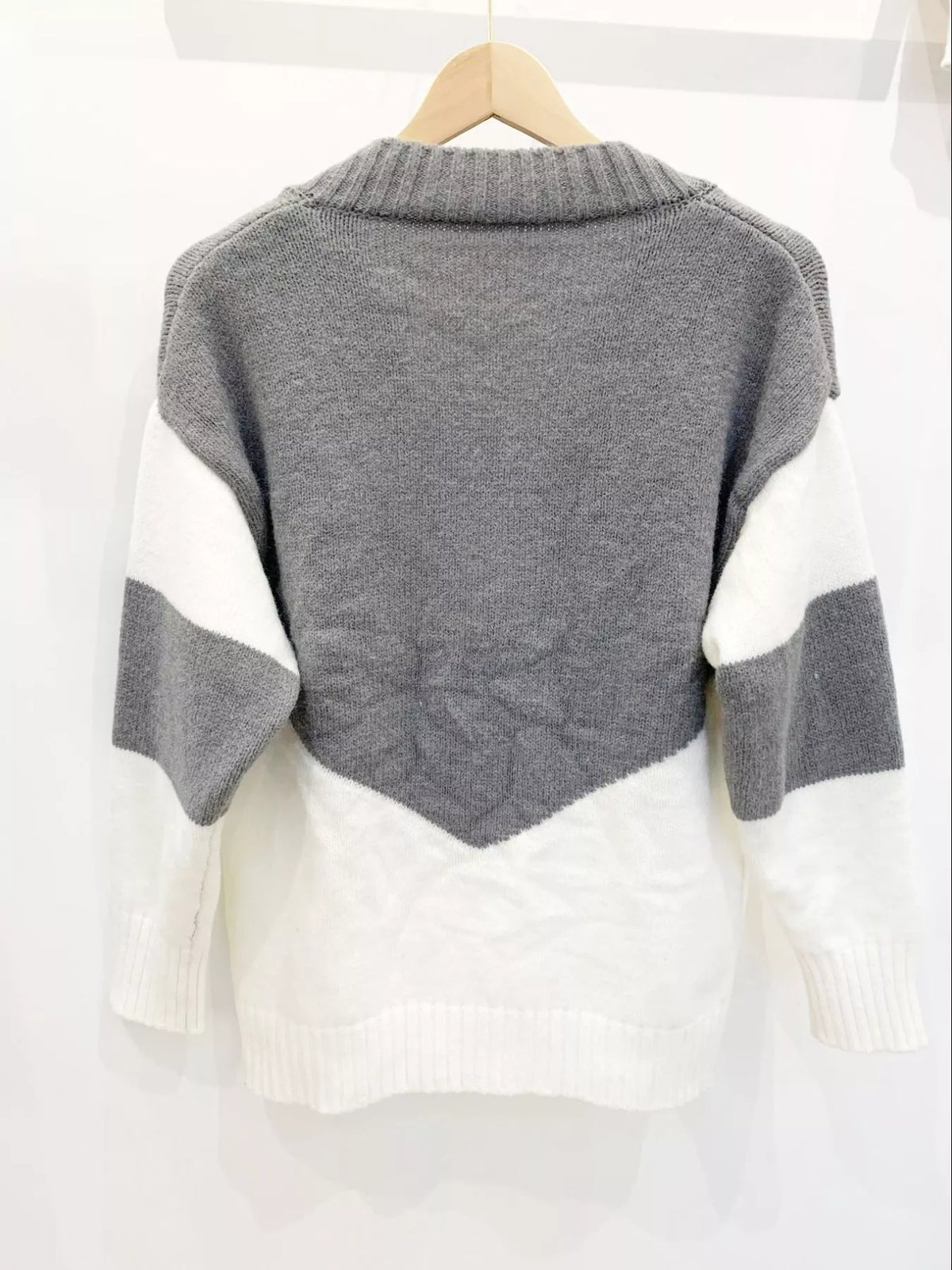 Block V-neck Knit Sweater (6)