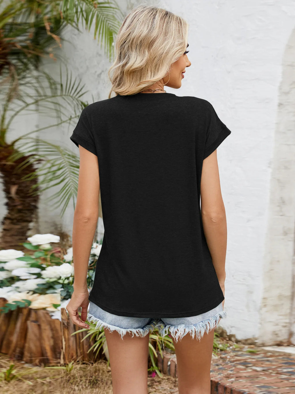 Relaxed Fit V-neck T-shirt (2)