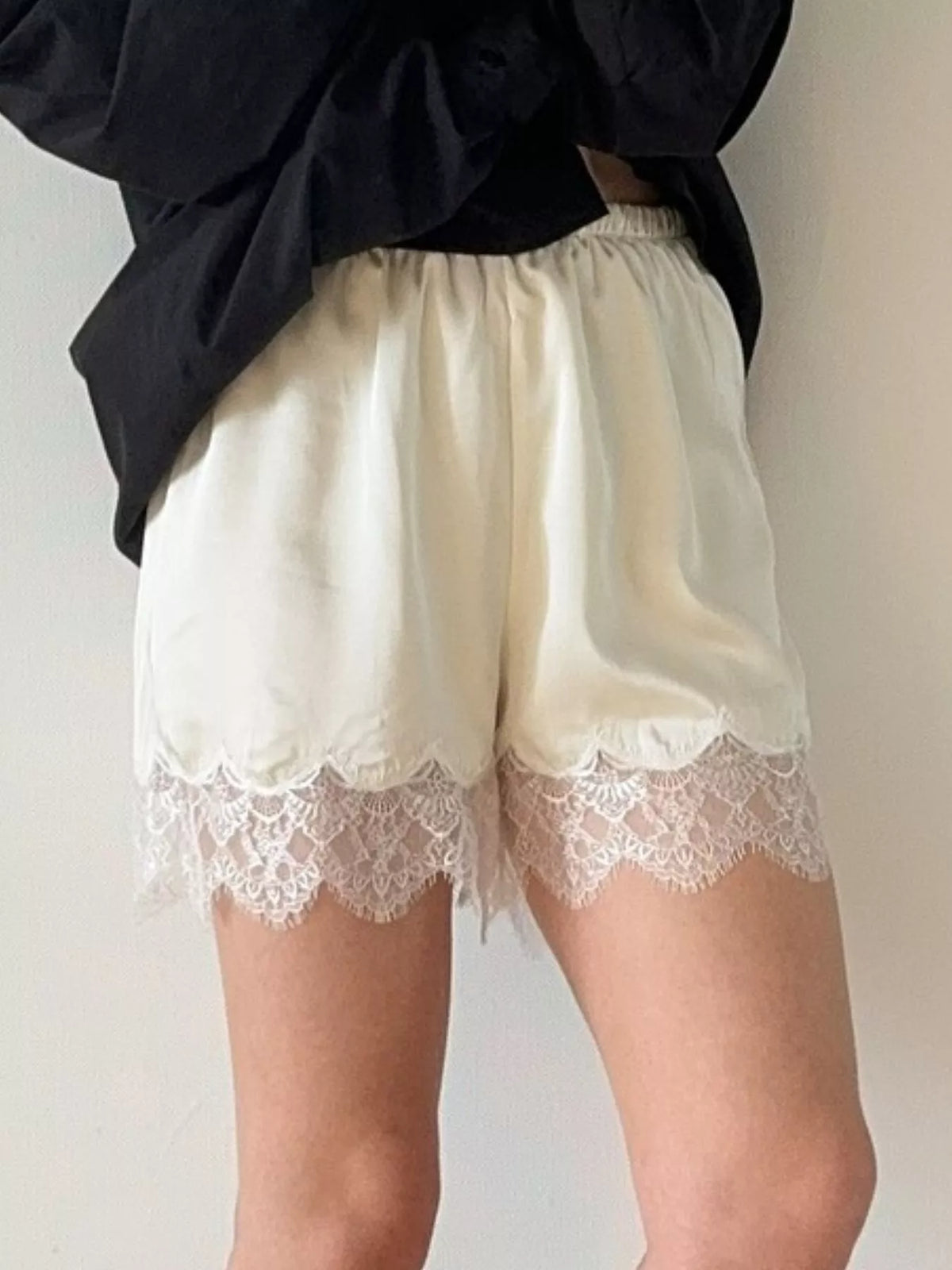 Lace Trim Elastic Waist Shorts (3)