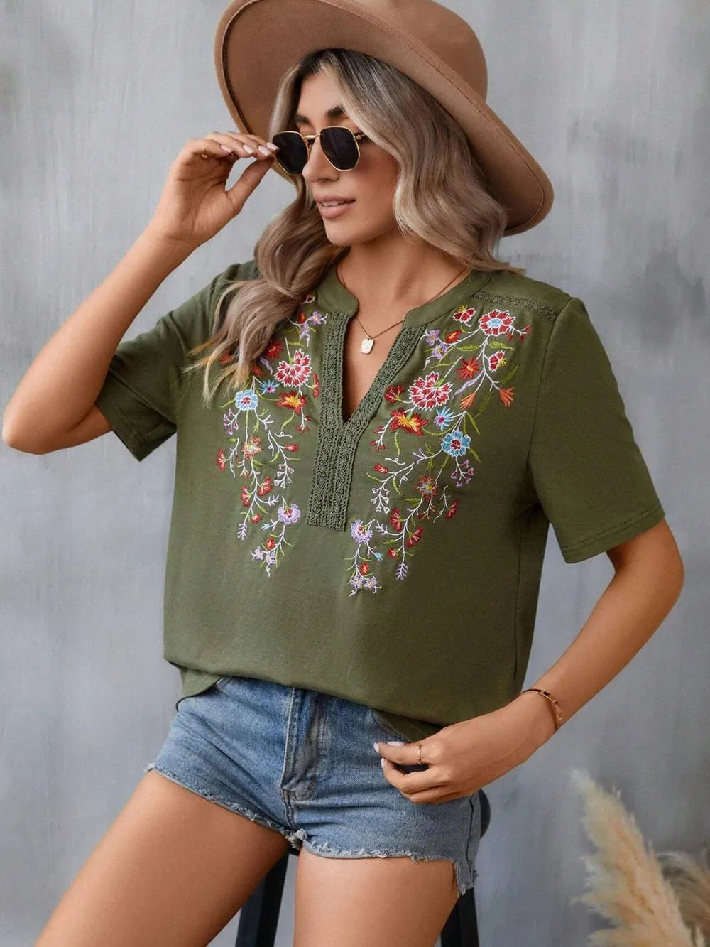 Embroidered Notched Short Sleeve T-shirt (6)