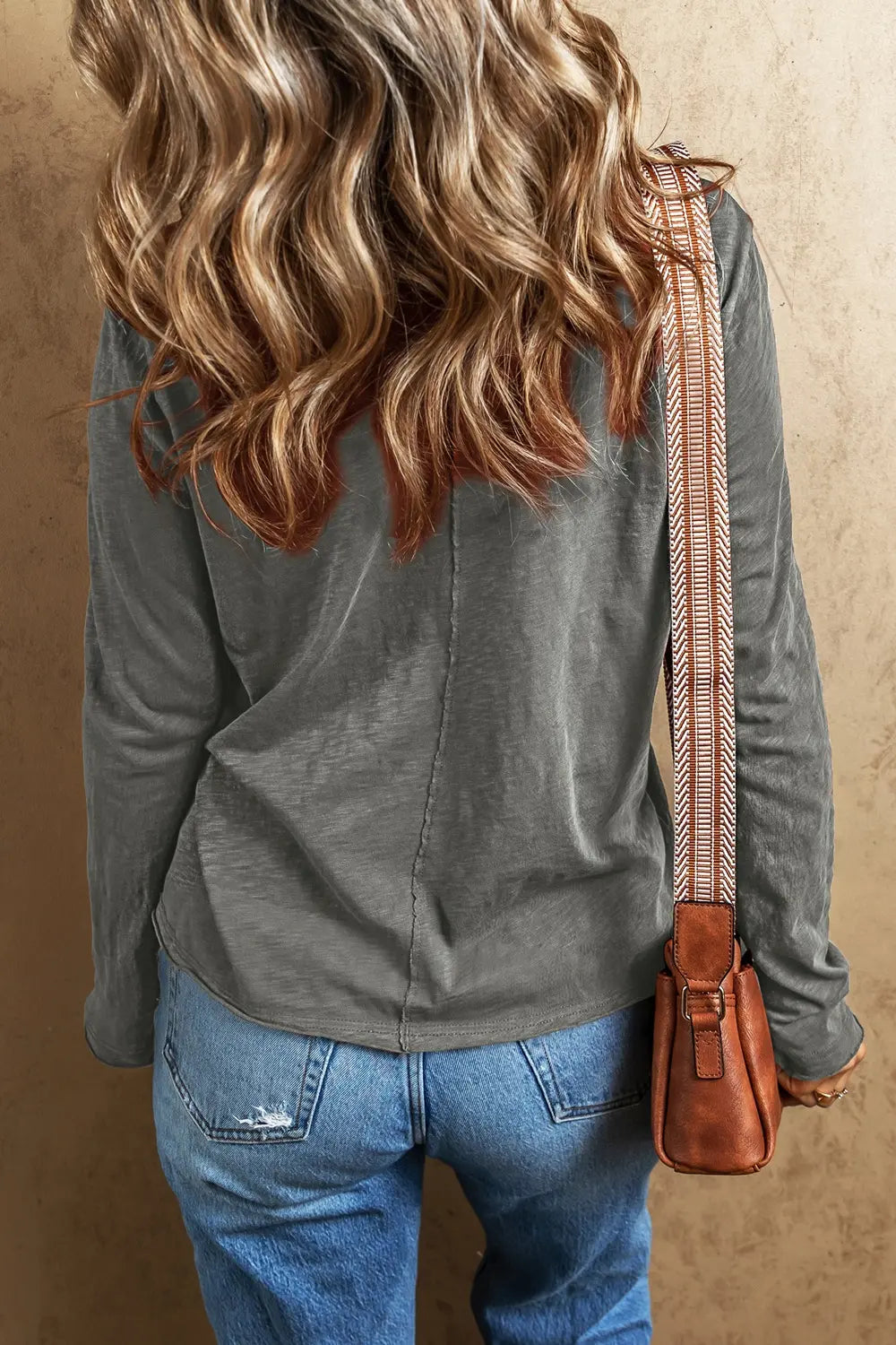 Exposed Seam V-neck Long Sleeve T-shirt (12)