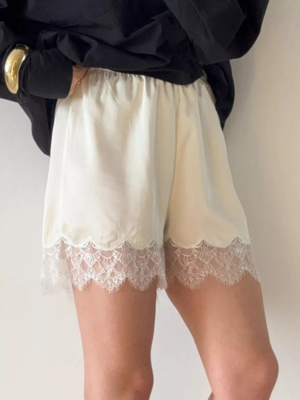 Lace Trim Elastic Waist Shorts (2)