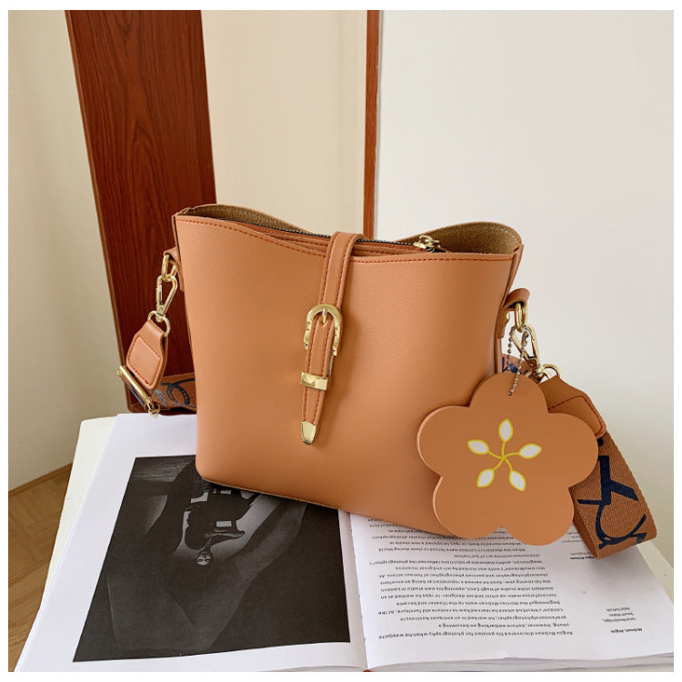 Large Capacity Shoulder Bag Wide Strap Crossbody photo 5
