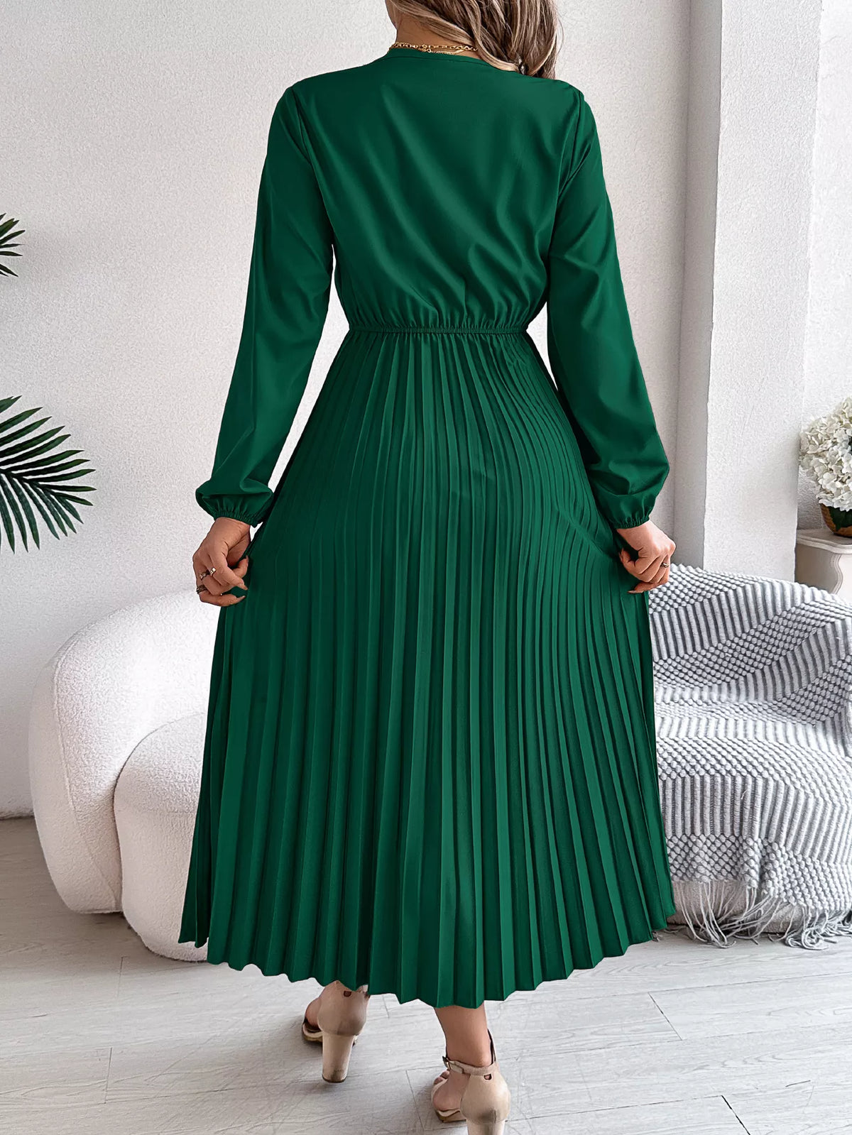 Lace Detail V-neck Pleated Dress (6)