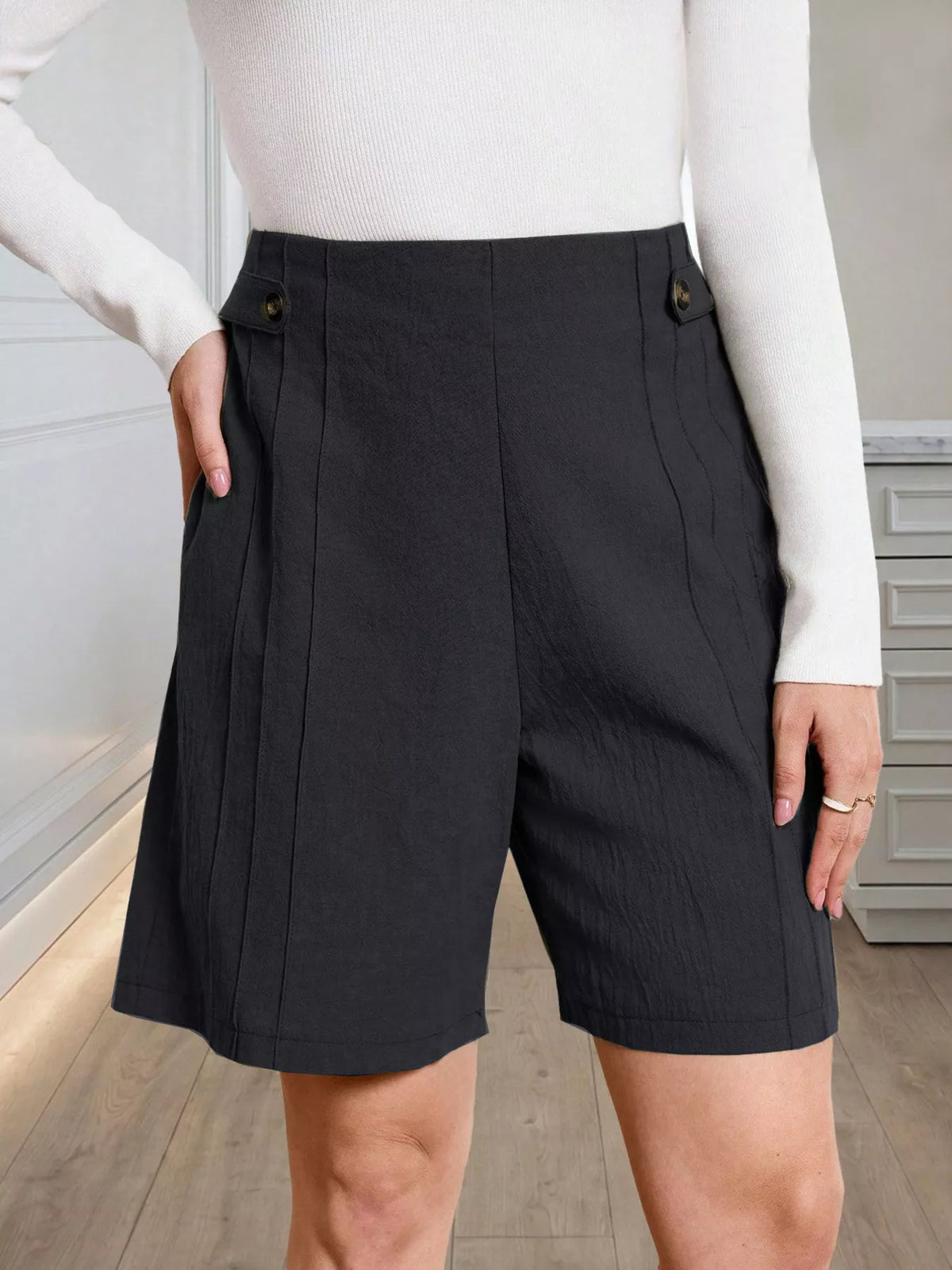 High-waisted Pleated Shorts Button Detail (4)