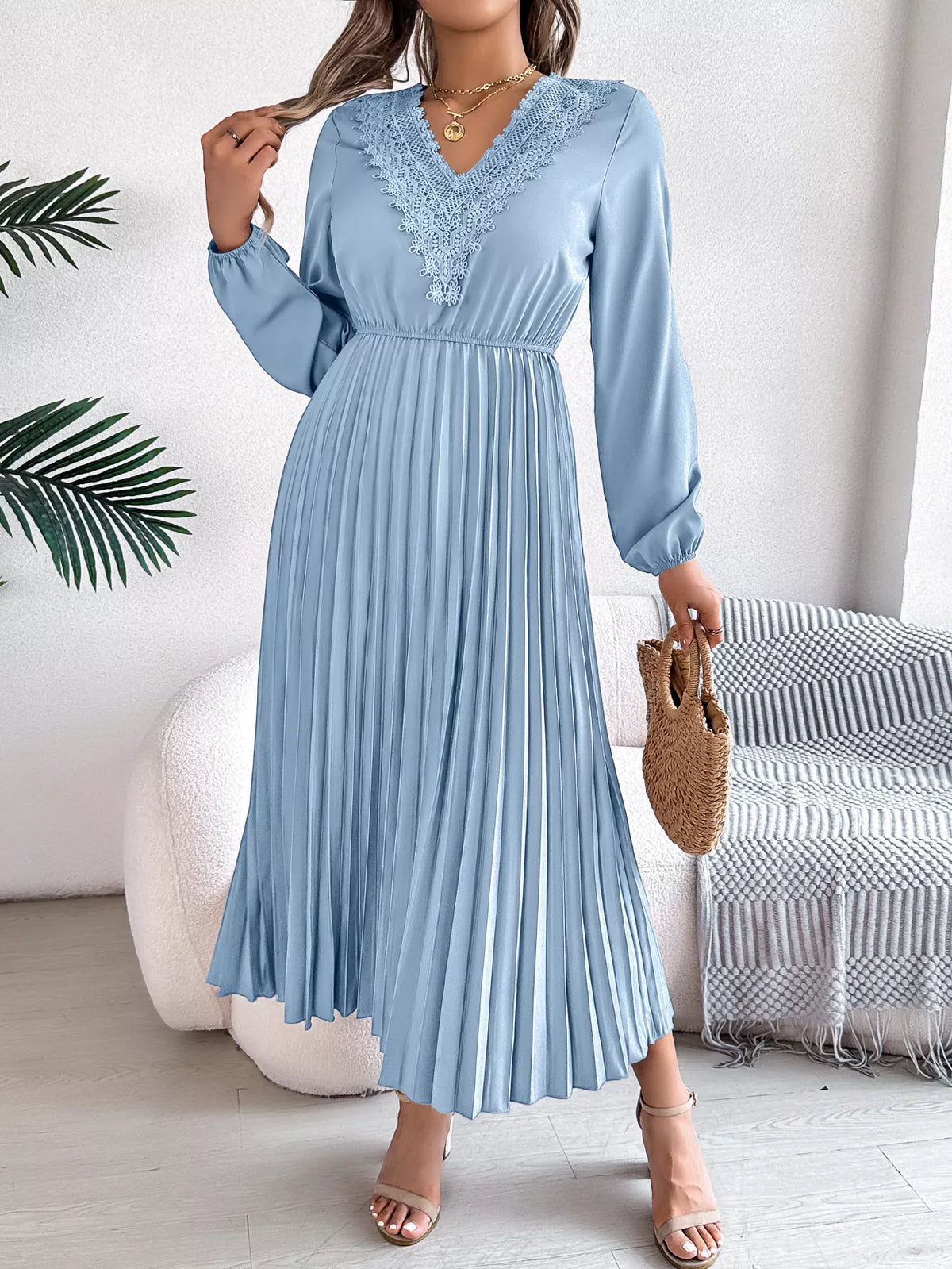 Lace Detail V-neck Pleated Dress (12)
