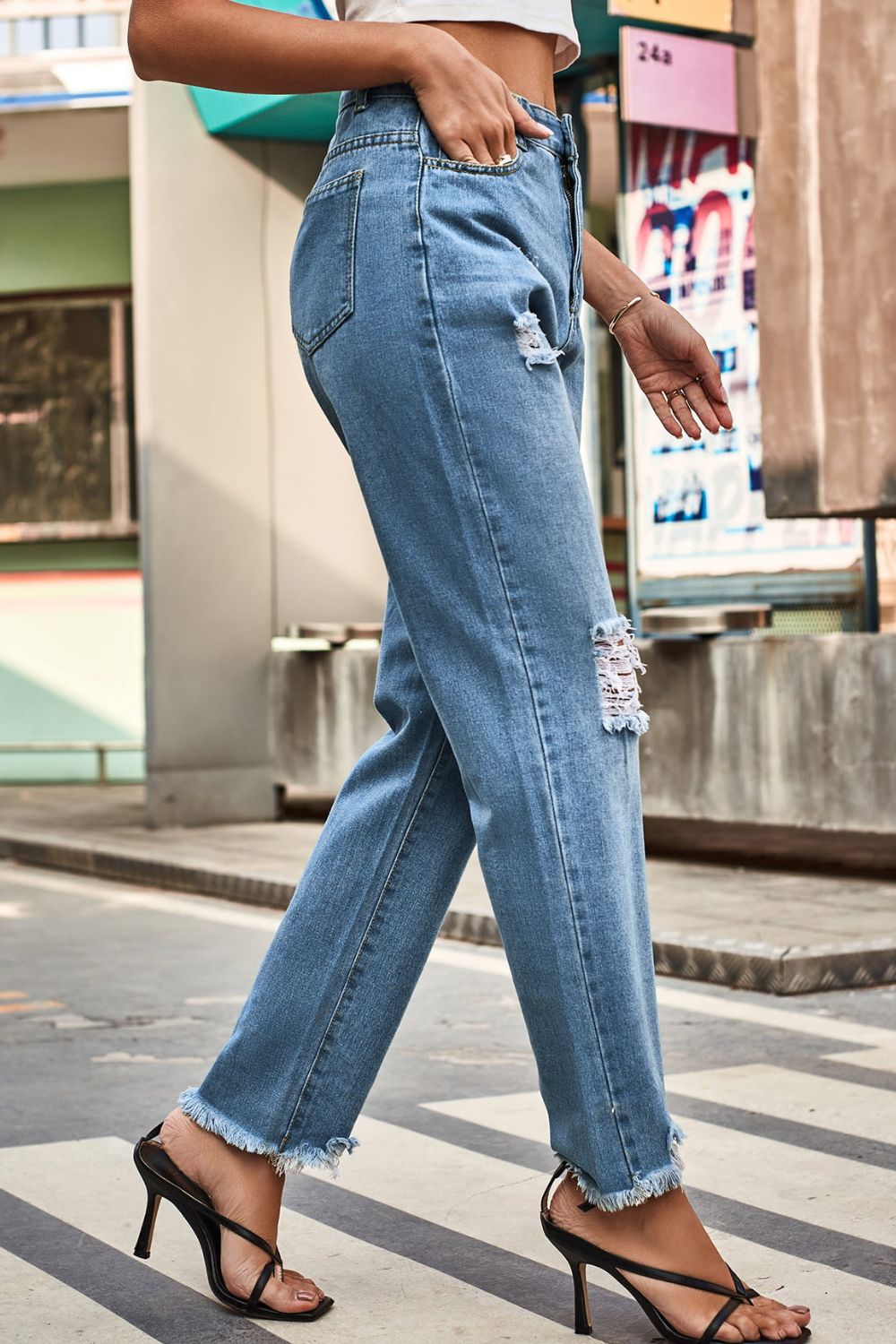 Distressed Buttoned Loose Fit Jeans (3)