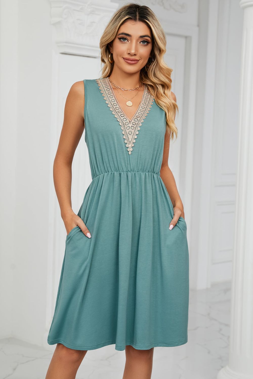 Contrast V-neck Sleeveless Dress (3)