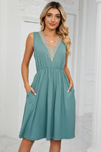 Contrast V-neck Sleeveless Dress (3)