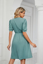 Contrast V-neck Puff Sleeve Pocket Dress (2)
