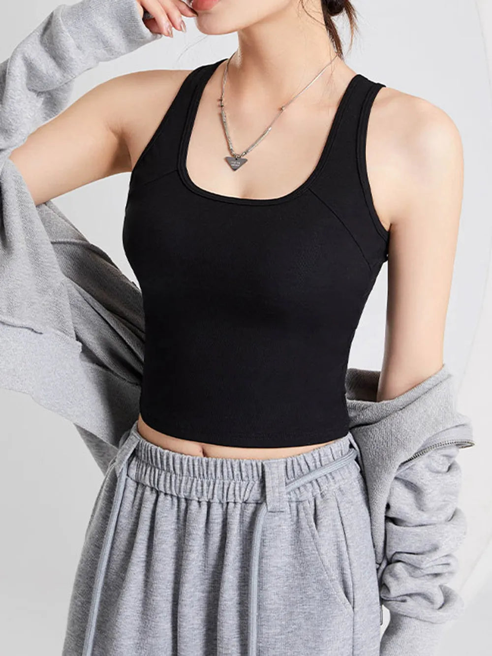 Crisscross Scoop Neck Wide Strap Cropped Tank Chest Pads (5)
