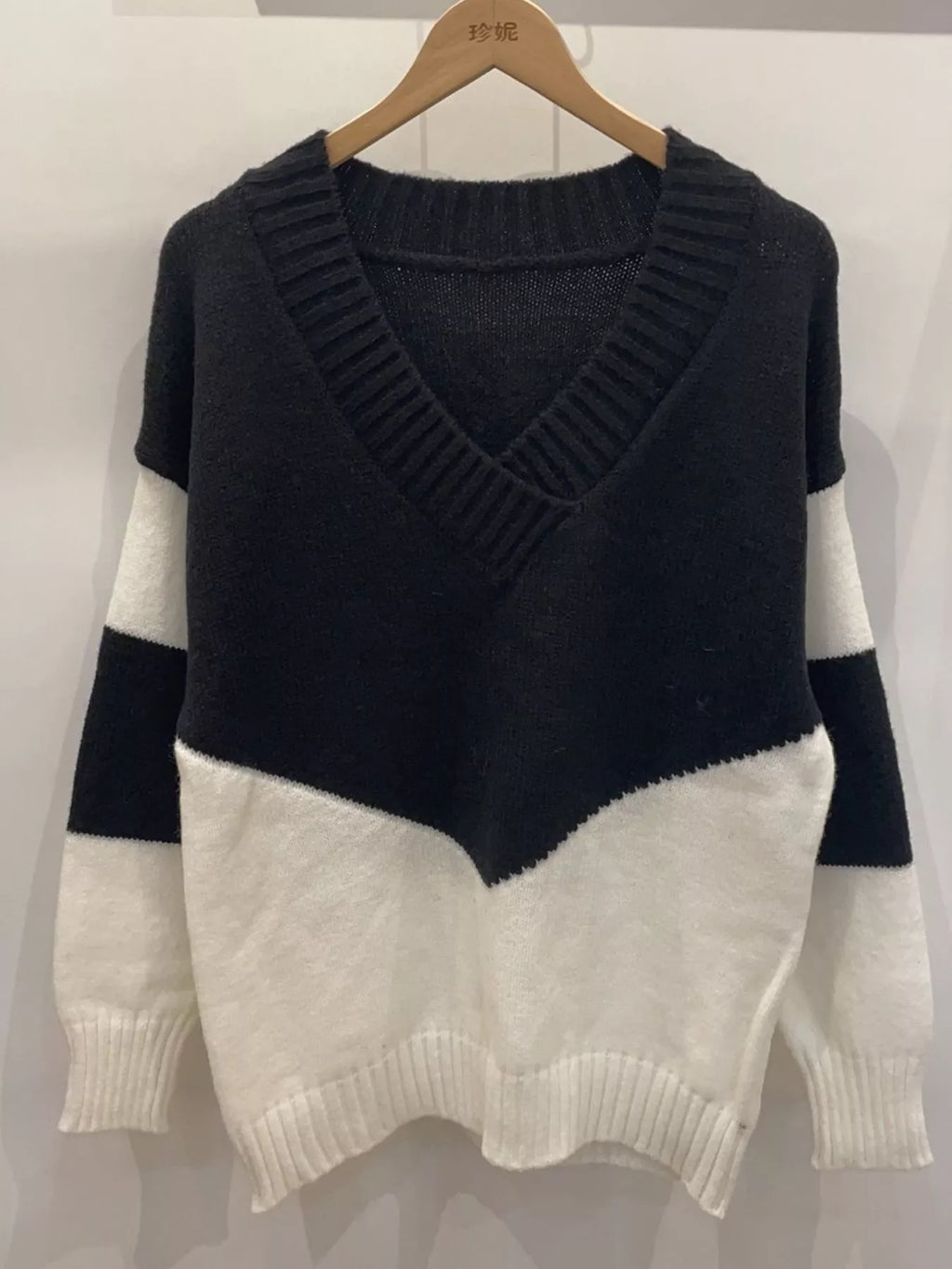Block V-neck Knit Sweater (9)