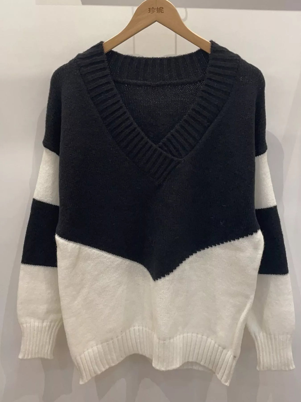 Block V-neck Knit Sweater (9)