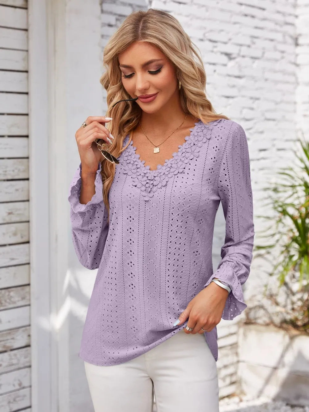Applique V-neck Flounce Sleeve T-shirt