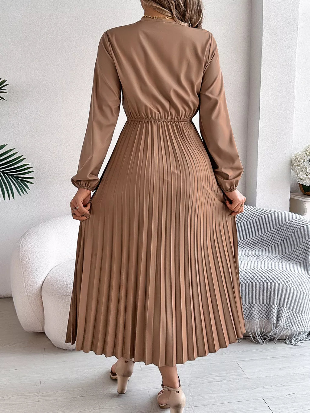 Lace Detail V-neck Pleated Dress (10)