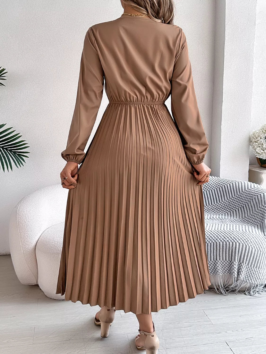 Lace Detail V-neck Pleated Dress (10)