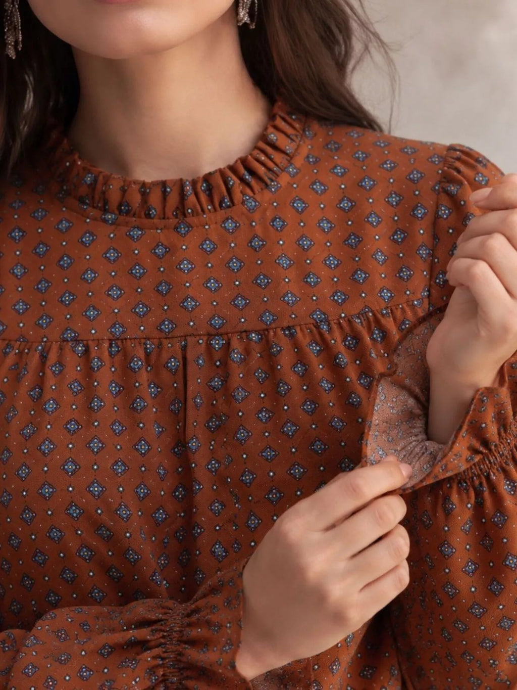 Geometric Print Mock Neck Puff Sleeves Blouse (3)